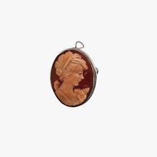 Charger l&#39;image dans la galerie, Broche-pendentif Camée coquille représentant une jeune femme dans une monture en argent 800, début XXème siècle
