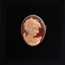 Load image into Gallery viewer, Broche-pendentif Camée coquille représentant une jeune femme dans une monture en argent 800, début XXème siècle
