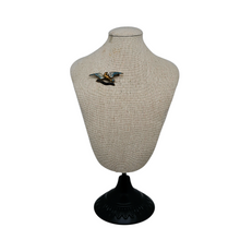 Charger l'image dans la galerie, Broche souvenir « Chemin des Dames » – oiseau en émail cloisonné, vers 1920 Le Charme des Violettes - Brocante en ligne
