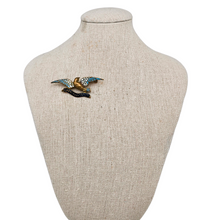 Charger l'image dans la galerie, Broche souvenir « Chemin des Dames » – oiseau en émail cloisonné, vers 1920 Le Charme des Violettes - Brocante en ligne
