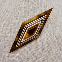 Afbeelding in Gallery-weergave laden, Léa Stein (attribuée à), Broche en losange géométrique signée Western Germany, années 1968-1972
