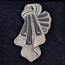 Afbeelding in Gallery-weergave laden, Broche Art déco drapée en argent 825 sertie d&#39;onyx noir et de marcassites, années 1930
