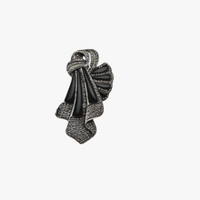 Afbeelding in Gallery-weergave laden, Broche Art déco drapée en argent 825 sertie d&#39;onyx noir et de marcassites, années 1930
