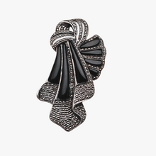 Afbeelding in Gallery-weergave laden, Broche Art déco drapée en argent 825 sertie d&#39;onyx noir et de marcassites, années 1930
