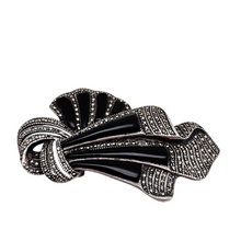 Afbeelding in Gallery-weergave laden, Broche Art déco drapée en argent 825 sertie d&#39;onyx noir et de marcassites, années 1930
