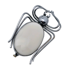 Charger l&#39;image dans la galerie, Broche araignée Art déco en métal nickelé et galalithe ou bakélite, années 1930-1940 Le Charme des Violettes - Brocante en ligne
