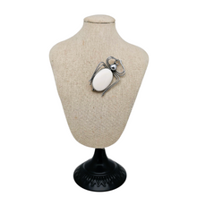 Charger l&#39;image dans la galerie, Broche araignée Art déco en métal nickelé et galalithe ou bakélite, années 1930-1940 Le Charme des Violettes - Brocante en ligne
