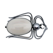 Charger l&#39;image dans la galerie, Broche araignée Art déco en métal nickelé et galalithe ou bakélite, années 1930-1940 Le Charme des Violettes - Brocante en ligne
