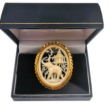 Charger l'image dans la galerie, Broche en celluloïd ajouré - Scène exotique à l’éléphant, vers 1930-1950 Le Charme des Violettes - Brocante en ligne
