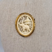 Charger l'image dans la galerie, Broche en celluloïd ajouré - Scène exotique à l’éléphant, vers 1930-1950 Le Charme des Violettes - Brocante en ligne
