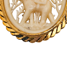 Charger l'image dans la galerie, Broche en celluloïd ajouré - Scène exotique à l’éléphant, vers 1930-1950 Le Charme des Violettes - Brocante en ligne
