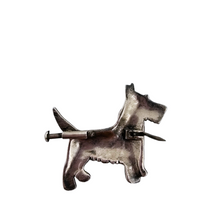 Load image into Gallery viewer, Broche en forme de chien en argent et marcassites, années 1920-1930
