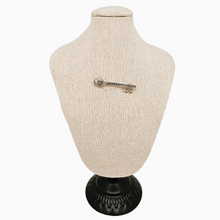 Charger l&#39;image dans la galerie, Broche ancienne en forme de clef en argent 835, sertie de marcassites
