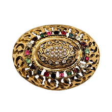 Charger l&#39;image dans la galerie, Broche vintage bombée en laiton doré ajouré, décor de strass multicolores et de perles (imitation), années 1950
