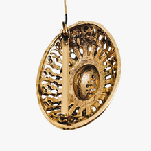 Charger l&#39;image dans la galerie, Broche vintage bombée en laiton doré ajouré, décor de strass multicolores et de perles (imitation), années 1950
