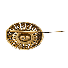 Charger l&#39;image dans la galerie, Broche vintage bombée en laiton doré ajouré, décor de strass multicolores et de perles (imitation), années 1950
