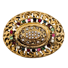 Charger l&#39;image dans la galerie, Broche vintage bombée en laiton doré ajouré, décor de strass multicolores et de perles (imitation), années 1950
