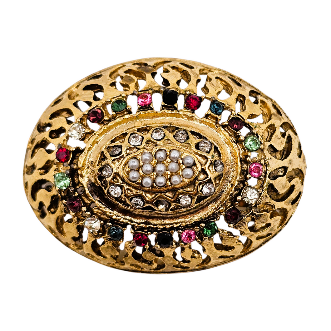 Broche vintage bombée en laiton doré ajouré, décor de strass multicolores et de perles (imitation), années 1950
