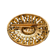 Charger l&#39;image dans la galerie, Broche vintage bombée en laiton doré ajouré, décor de strass multicolores et de perles (imitation), années 1950
