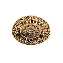 Charger l&#39;image dans la galerie, Broche vintage bombée en laiton doré ajouré, décor de strass multicolores et de perles (imitation), années 1950
