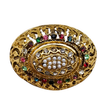 Charger l&#39;image dans la galerie, Broche vintage bombée en laiton doré ajouré, décor de strass multicolores et de perles (imitation), années 1950
