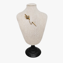 Load image into Gallery viewer, Épingle en forme d&#39;&quot;Epée de fleurs&quot; en micromosaïque italienne, fin XIXᵉ siècle

