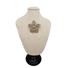 Afbeelding in Gallery-weergave laden, Broche fleur ajourée vintage aux strass couleur ambre, années 1970-80 Le Charme des Violettes - Brocante en ligne
