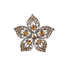 Afbeelding in Gallery-weergave laden, Broche fleur ajourée vintage aux strass couleur ambre, années 1970-80 Le Charme des Violettes - Brocante en ligne
