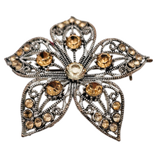 Afbeelding in Gallery-weergave laden, Broche fleur ajourée vintage aux strass couleur ambre, années 1970-80 Le Charme des Violettes - Brocante en ligne
