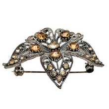Afbeelding in Gallery-weergave laden, Broche fleur ajourée vintage aux strass couleur ambre, années 1970-80 Le Charme des Violettes - Brocante en ligne
