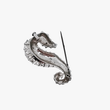 Load image into Gallery viewer, Broche vintage en forme d&#39;hippocampe sertie de strass, années 1940-1950
