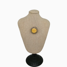 Charger l&#39;image dans la galerie, Broche vintage au cabochon jaune entouré de strass aurores boréales et perles, années 1950-1960 Le Charme des Violettes - Brocante en ligne
