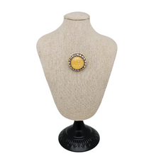 Charger l&#39;image dans la galerie, Broche vintage au cabochon jaune entouré de strass aurores boréales et perles, années 1950-1960 Le Charme des Violettes - Brocante en ligne
