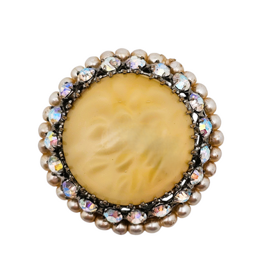 Broche vintage au cabochon jaune entouré de strass aurores boréales et perles, années 1950-1960 Le Charme des Violettes - Brocante en ligne