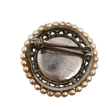 Charger l&#39;image dans la galerie, Broche vintage au cabochon jaune entouré de strass aurores boréales et perles, années 1950-1960 Le Charme des Violettes - Brocante en ligne
