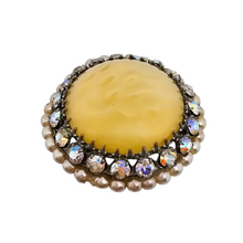 Charger l&#39;image dans la galerie, Broche vintage au cabochon jaune entouré de strass aurores boréales et perles, années 1950-1960 Le Charme des Violettes - Brocante en ligne
