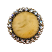 Charger l&#39;image dans la galerie, Broche vintage au cabochon jaune entouré de strass aurores boréales et perles, années 1950-1960 Le Charme des Violettes - Brocante en ligne

