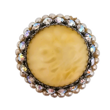 Charger l&#39;image dans la galerie, Broche vintage au cabochon jaune entouré de strass aurores boréales et perles, années 1950-1960 Le Charme des Violettes - Brocante en ligne
