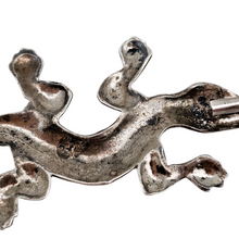 Load image into Gallery viewer, Broche Art déco en forme de lézard en argent sertie de marcassites, années 1930
