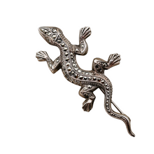 Load image into Gallery viewer, Broche Art déco en forme de lézard en argent sertie de marcassites, années 1930
