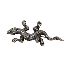 Load image into Gallery viewer, Broche Art déco en forme de lézard en argent sertie de marcassites, années 1930
