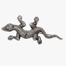 Load image into Gallery viewer, Broche Art déco en forme de lézard en argent sertie de marcassites, années 1930
