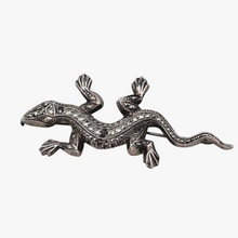 Load image into Gallery viewer, Broche Art déco en forme de lézard en argent sertie de marcassites, années 1930
