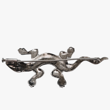 Load image into Gallery viewer, Broche Art déco en forme de lézard en argent sertie de marcassites, années 1930
