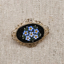 Load image into Gallery viewer, Broche florale en micro-mosaïques de verre et filigrane en vermeil 800 – Italie, Florence, milieu XXè siècle Le Charme des Violettes - Brocante en ligne
