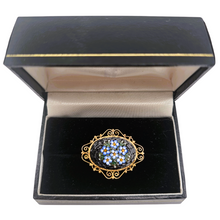 Load image into Gallery viewer, Broche florale en micro-mosaïques de verre et filigrane en vermeil 800 – Italie, Florence, milieu XXè siècle Le Charme des Violettes - Brocante en ligne
