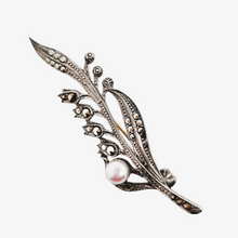 Load image into Gallery viewer, Broche Art déco brin de muguet en argent 835, marcassites et perle véritable, années 1930
