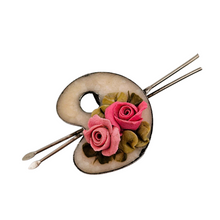 Charger l&#39;image dans la galerie, Broche vintage palette de peintre et pinceaux décorée de roses en relief, années 1950-1970
