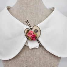 Charger l&#39;image dans la galerie, Broche vintage palette de peintre et pinceaux décorée de roses en relief, années 1950-1970
