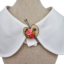 Charger l&#39;image dans la galerie, Broche vintage palette de peintre et pinceaux décorée de roses en relief, années 1950-1970
